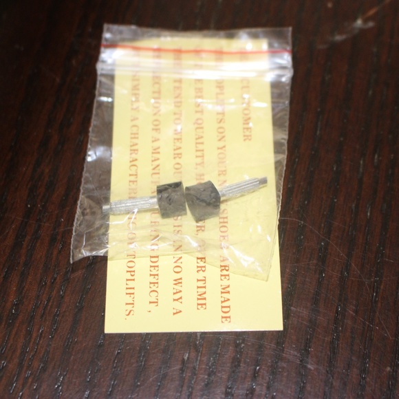 PIERRE DUMAS GOLD HEELS SZ 8 - Picture 6 of 6